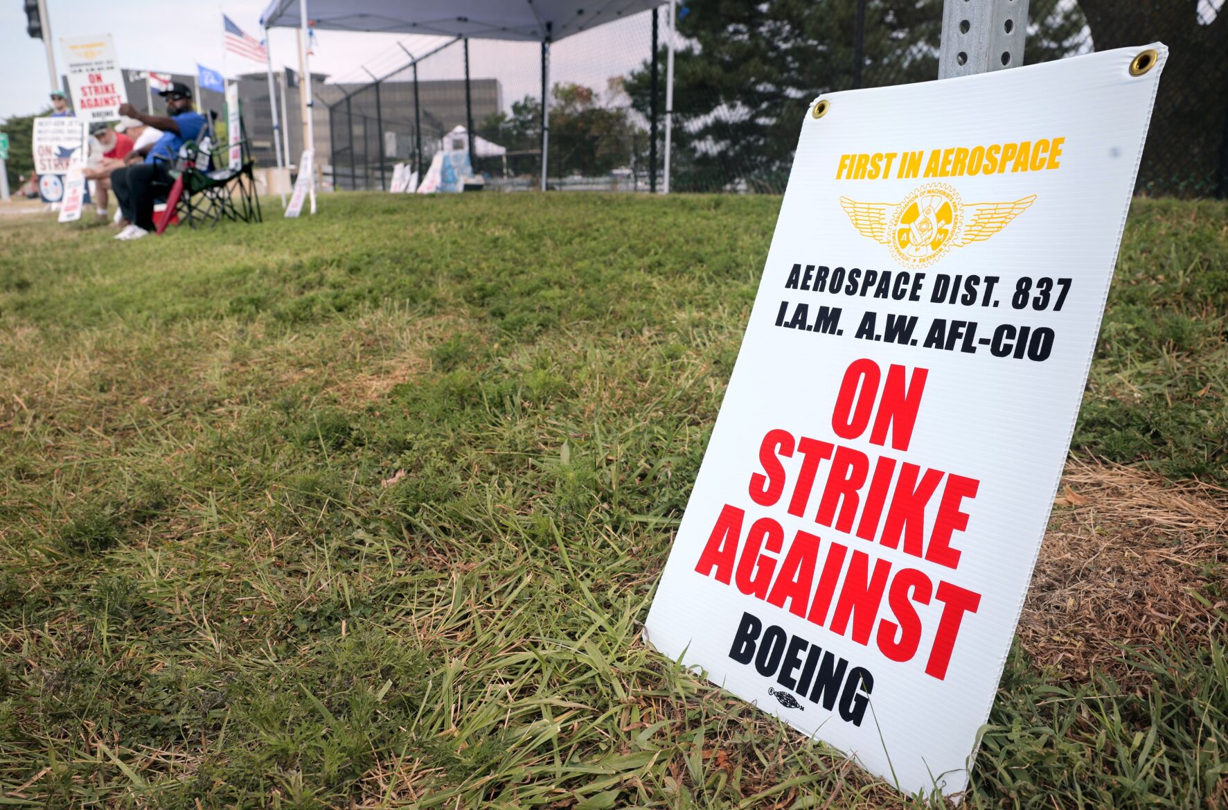 Aerospace workers, Boeing remain without a deal